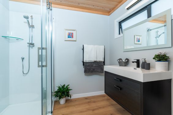 Queen Room - bathroom