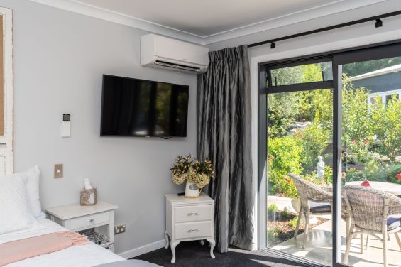 Deluxe French Room - flat-screen TV