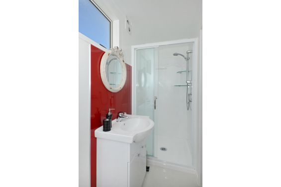 Puke Cottage - bathroom