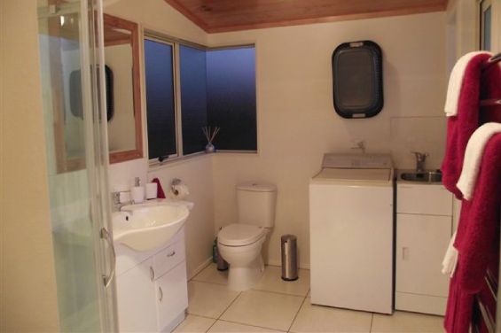 Totara Cottage - bathroom